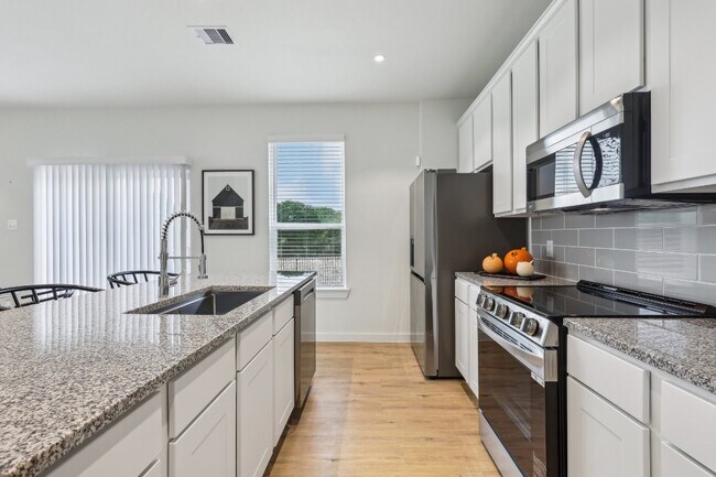 Building Photo - 631 Canvas Ave