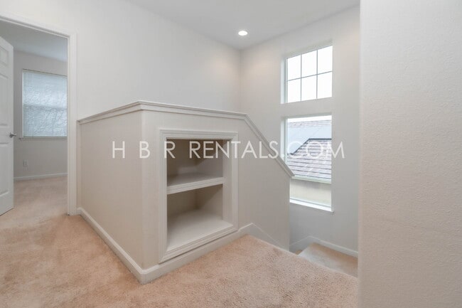 Building Photo - South Tracy 4-Bed Home with First-Floor Bedroom