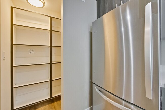 Building Photo - Stunning Modern Almost New Condo, Pets Welcome!