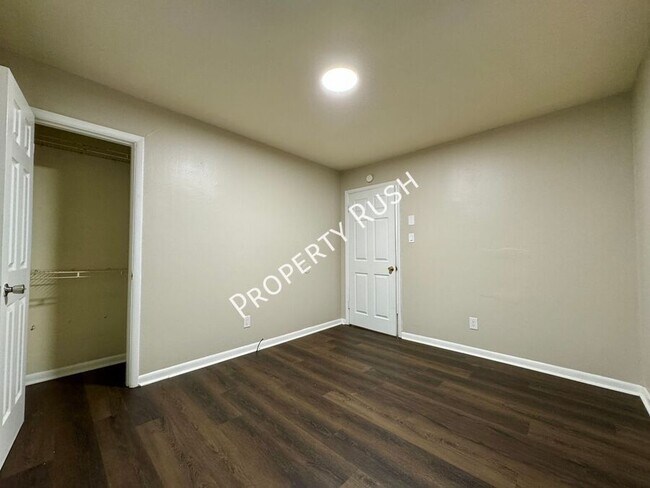 Building Photo - 801 N Parkdale Ave