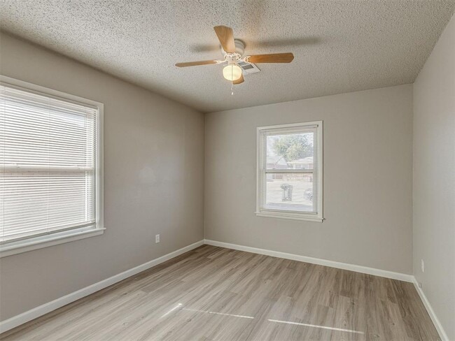 Building Photo - 1700 Hanna Dr