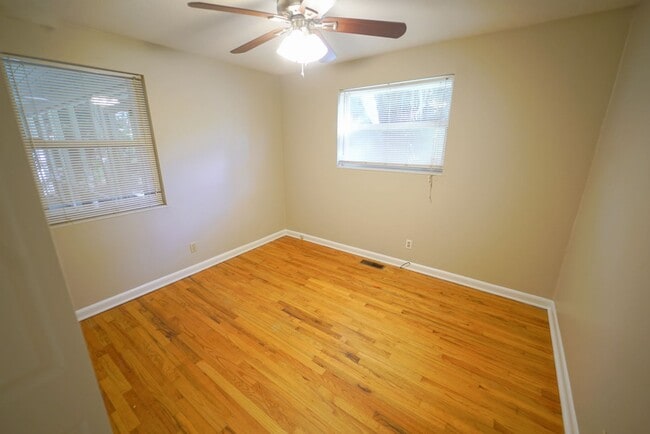 Building Photo - Cozy 3/2 Single Family Home