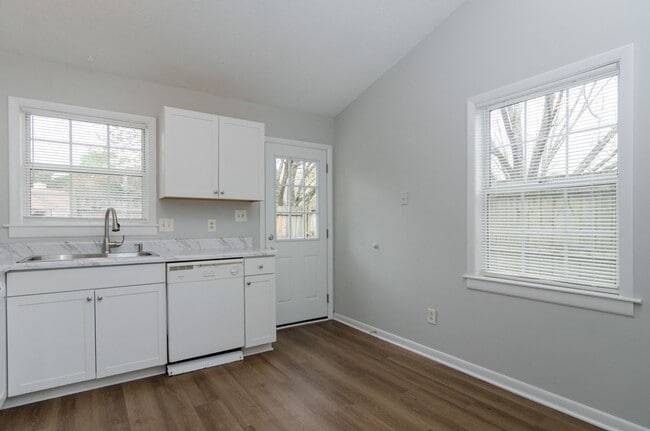 Building Photo - 818 Varsity Dr