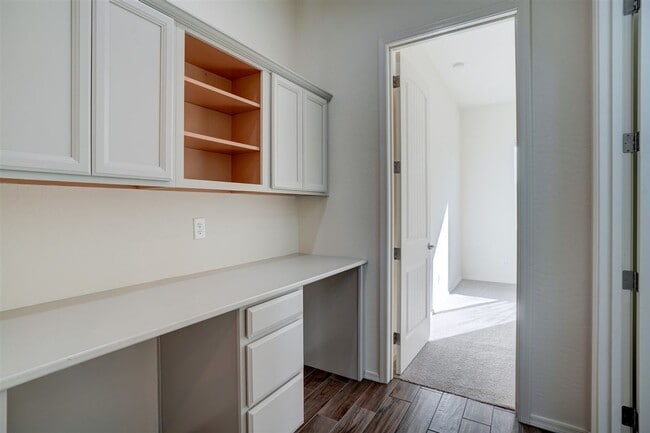 Building Photo - 3 bed 2 bath home for Rent in Quailwood!