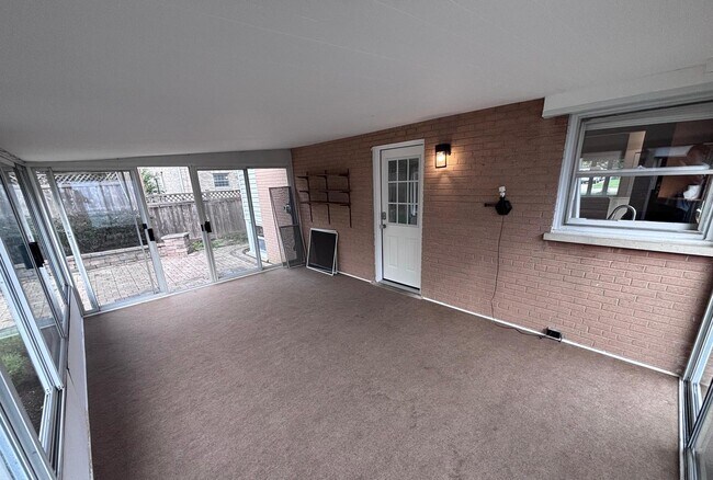 Building Photo - 532 Warren Rd