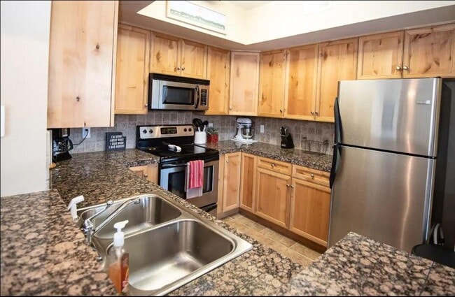 Building Photo - 180 Spinner Ct