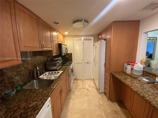 Building Photo - 240 Lakeview Dr