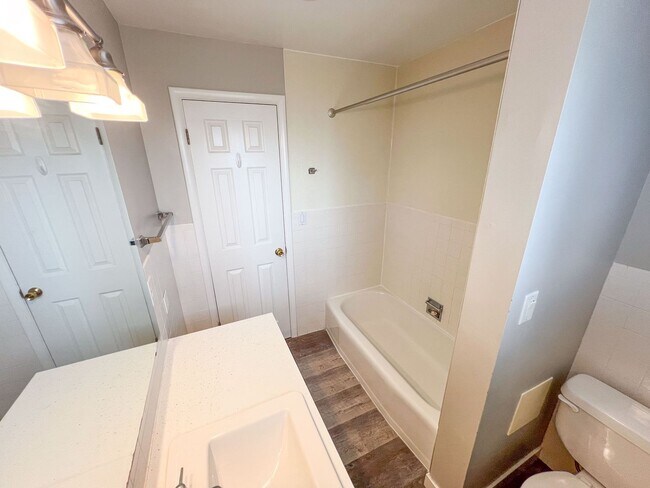 Building Photo - 147 W Fremont Ave