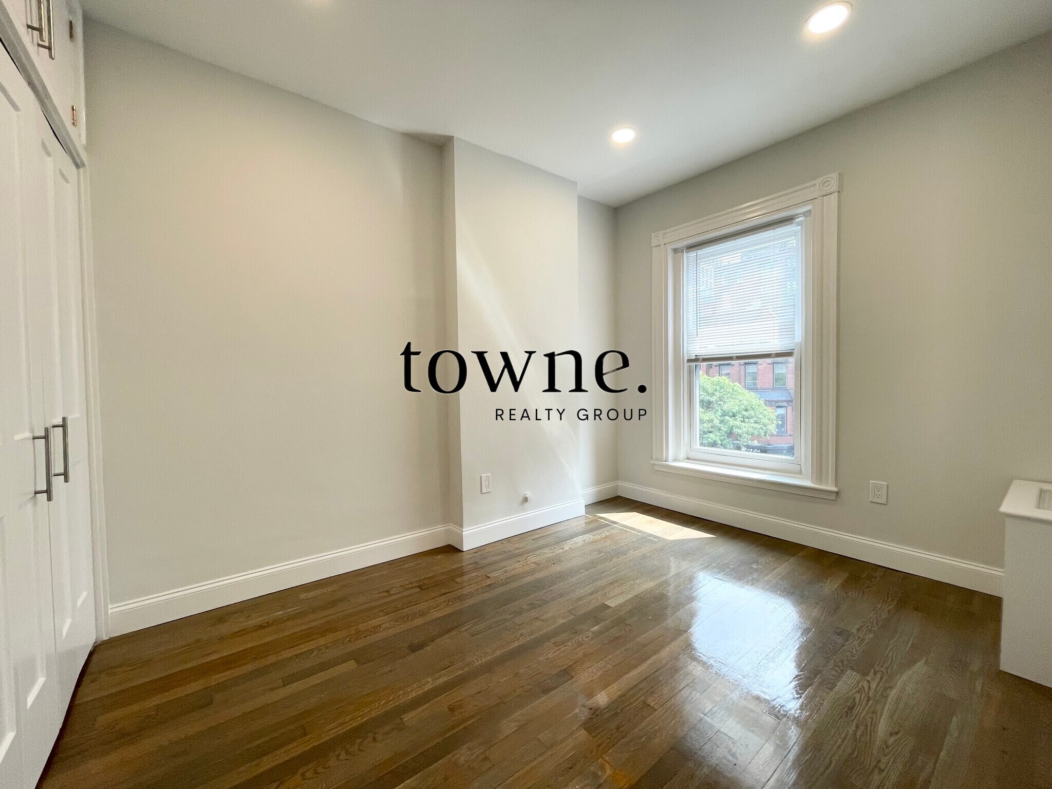 Building Photo - 215 Newbury St