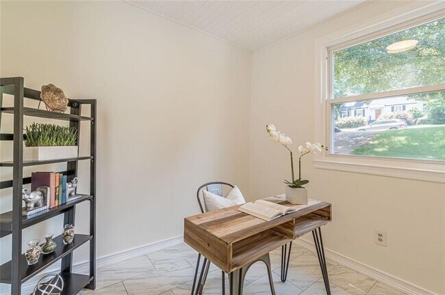 Building Photo - 1226 Thomas Rd