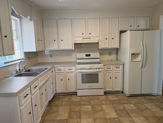 Building Photo - 64 Maybrook Dr