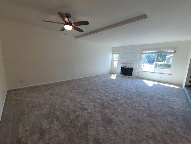 Building Photo - Spacious Two story 3 bed 2.5 baths + 2 car garage in great school district.