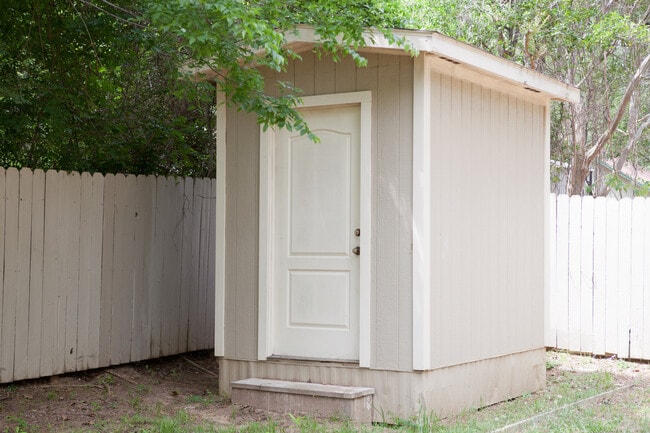 Building Photo - Charming 2-Bedroom Home with Spacious Back...