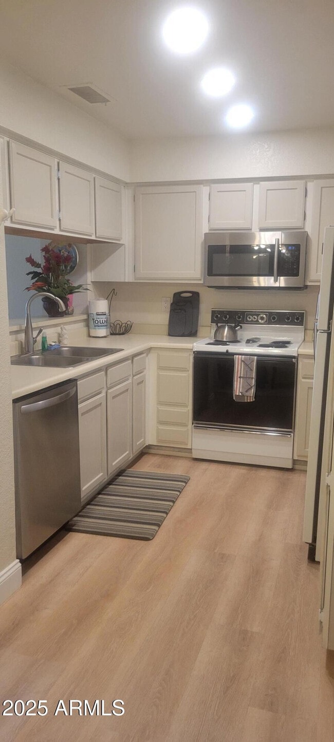 Building Photo - 9708 E Vía Linda