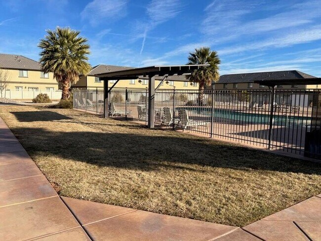 Building Photo - 3 Bedroom Townhome in Santa Clara