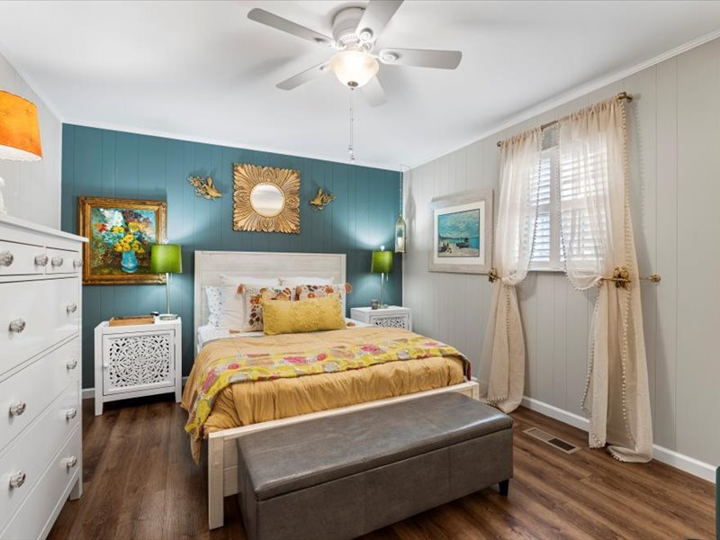 Queen Size bed with walk-in closet - 1868 Tickton Hall Rd