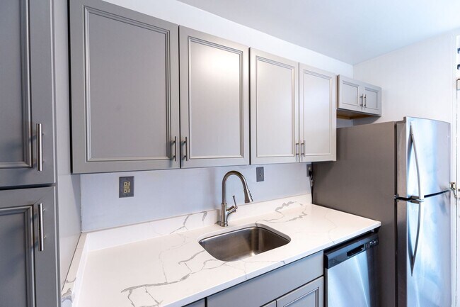Building Photo - Large SW DC Townhome with Parking