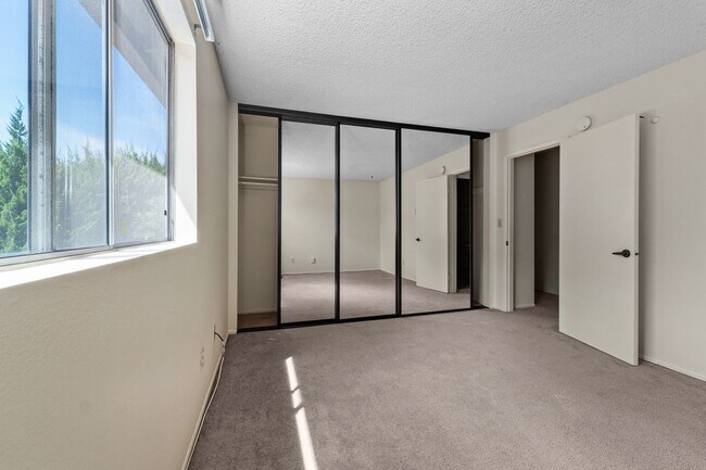 Building Photo - Beautiful UTC Townhome with Private Patio,...