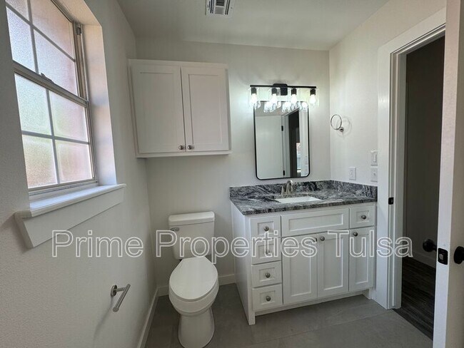 Building Photo - 1208 S 35th St