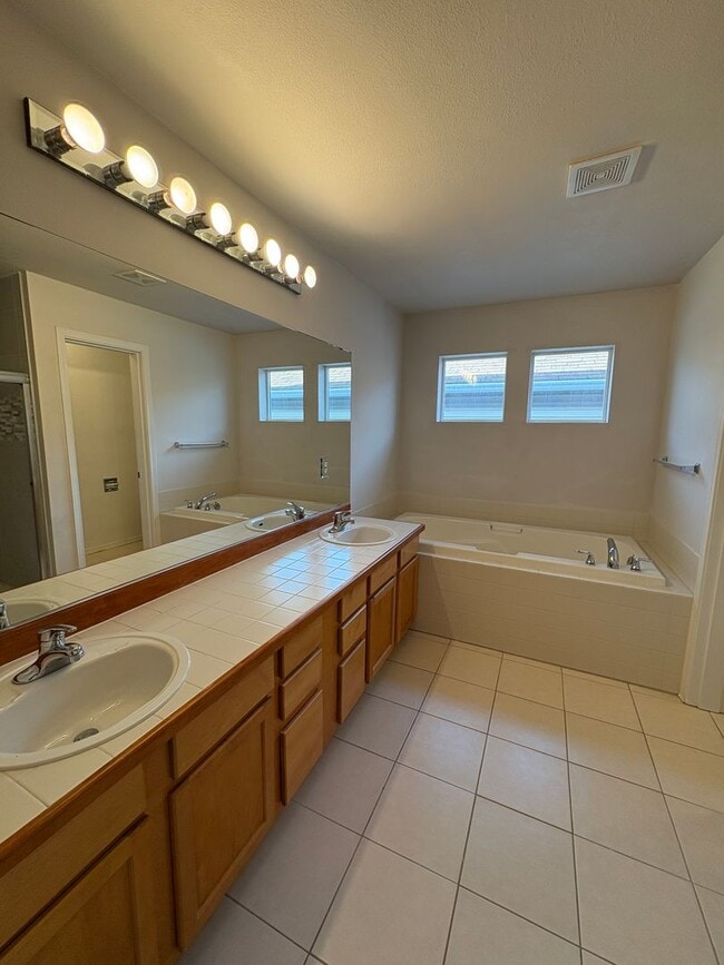 Building Photo - Available now- Beautiful like-new rental i...