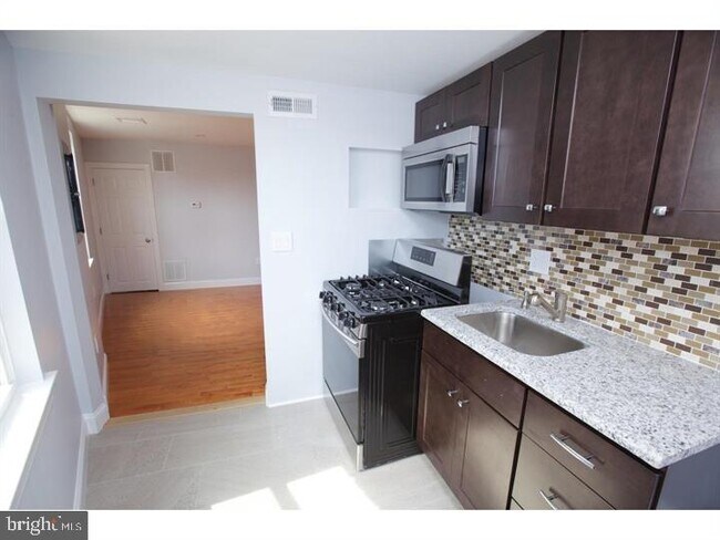 Building Photo - 2001 Tulip St