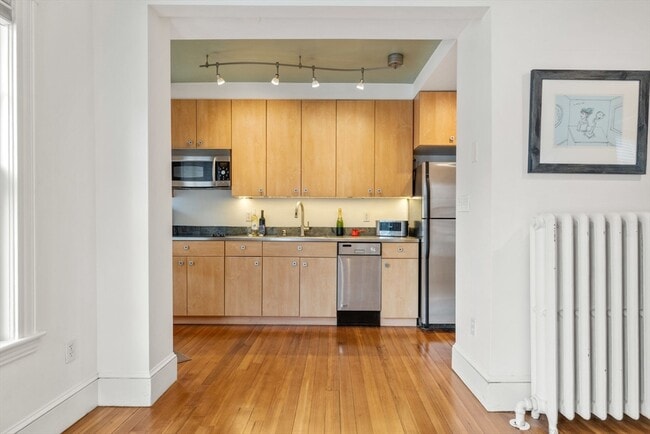 Building Photo - 10 Bowdoin St