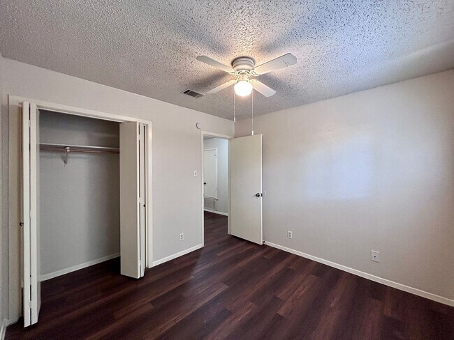 Building Photo - 8802 Pineridge Dr