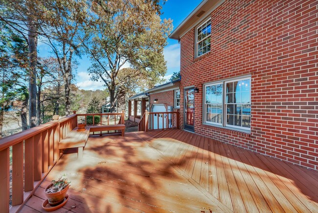 Building Photo - Gorgeous Waterfront Home!