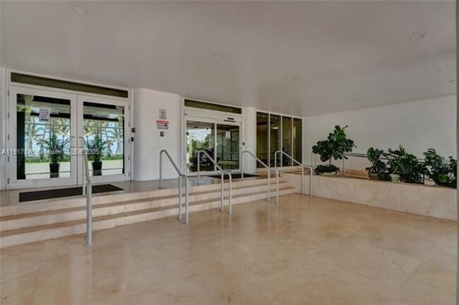 Building Photo - 5005 Collins Ave