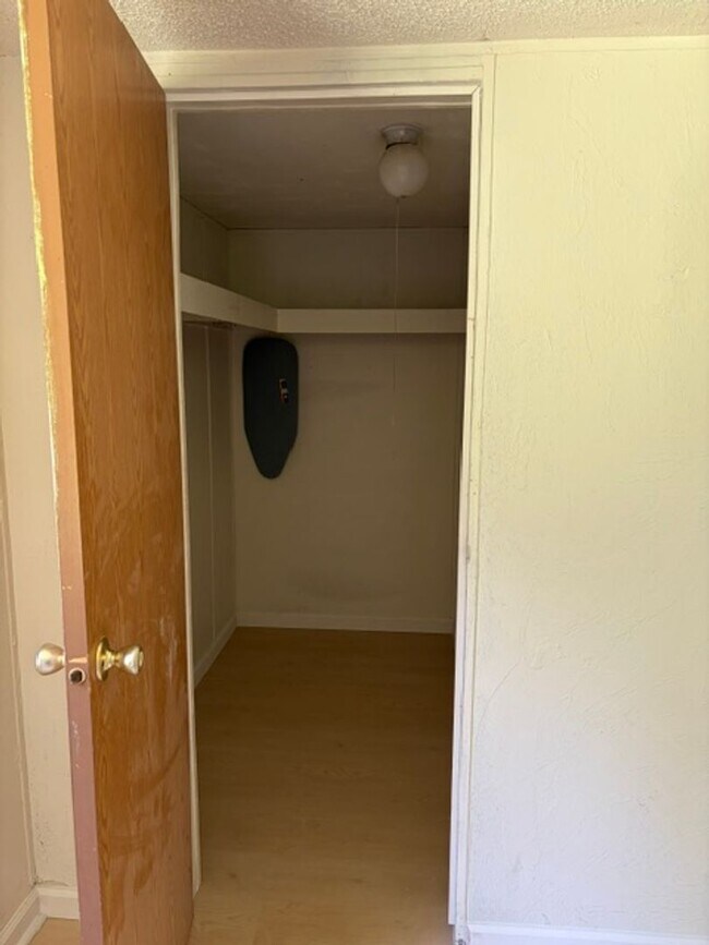 Building Photo - 3 Bedroom Home Available Now!