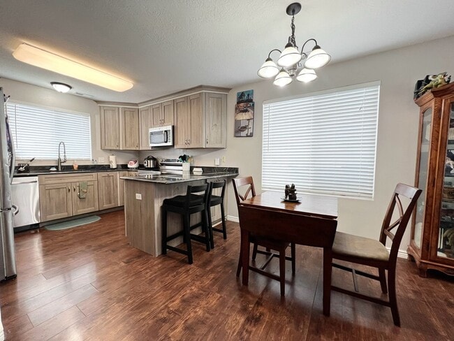 Building Photo - 3 Bedroom/2 Bathroom House in Stansbury Park