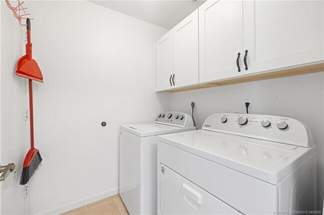 Building Photo - 2542 SW Kensington St