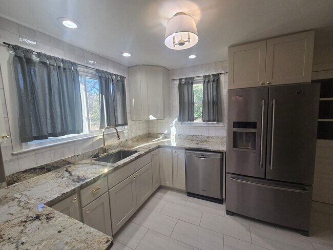 Building Photo - Fully remodeled 3br/2.5ba in Holston Hills