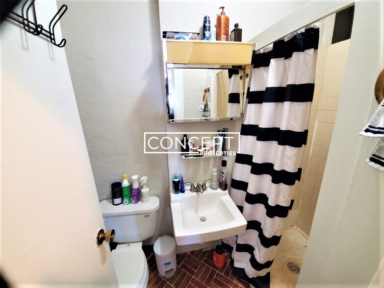 Building Photo - 40 Anderson St