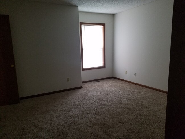 Building Photo - Great 3 Bed 2 Bath 2 Car Garage Flat Duplex- Pets ok!