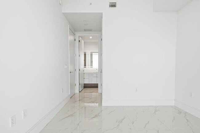 Building Photo - 220 Lake Shore Dr