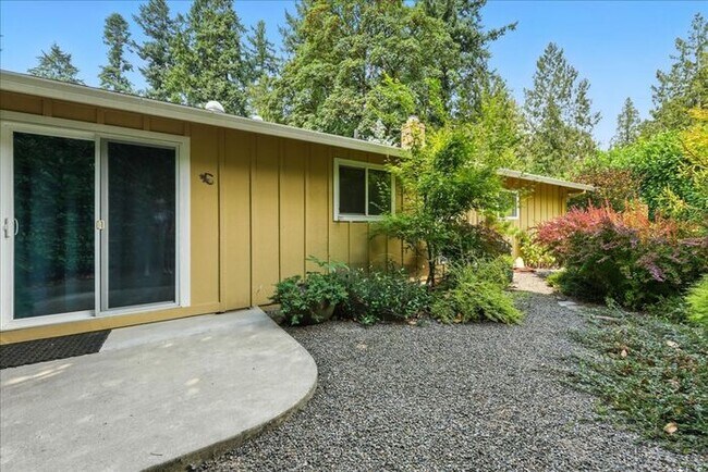 Building Photo - Charming Single-Level 3-Bedroom Home for R...