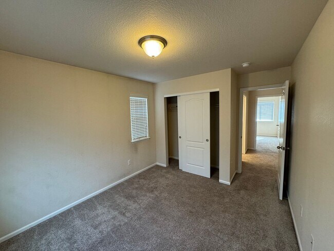 Building Photo - Well maintained Home with 4 bedrooms 3 baths in Erie