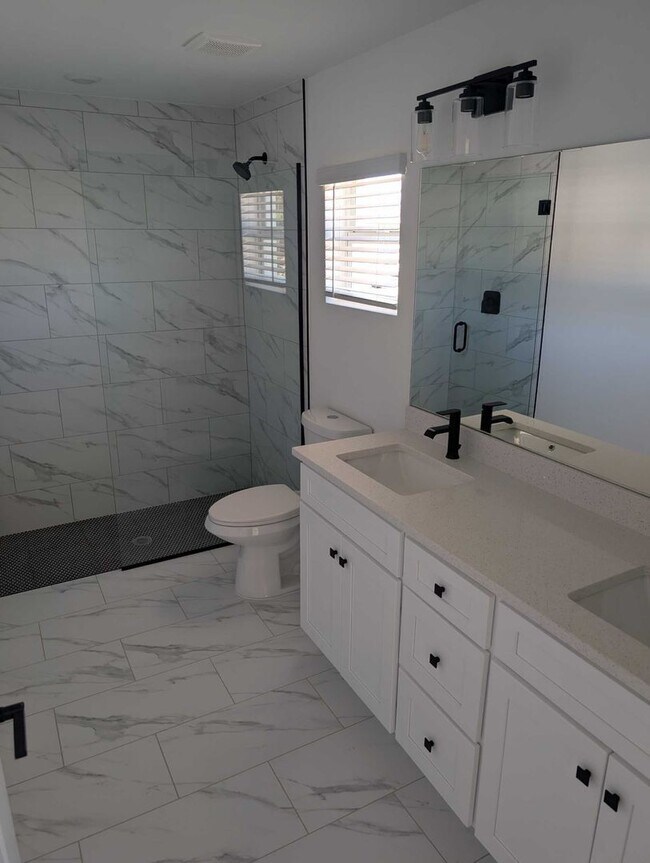 Building Photo - 1423 NE 12th Pl