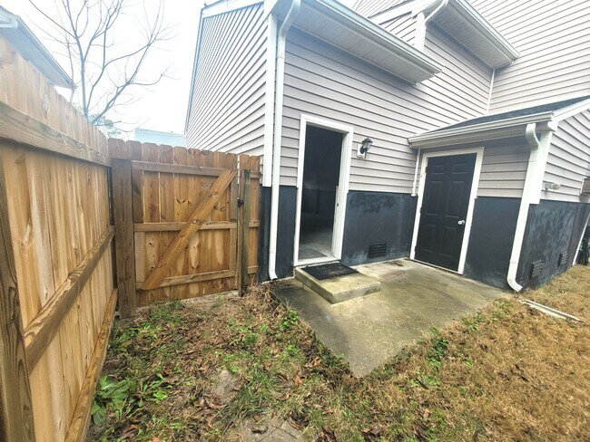 Building Photo - Stunning 4 Bedroom, 2.5 Bath Home Just 3 Blocks to Chesapeake Bay
