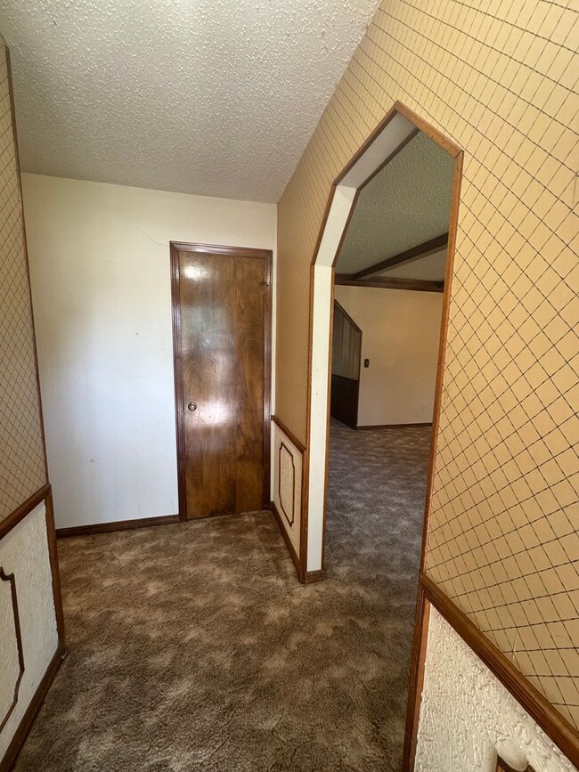 Building Photo - 3bedroom 2bedrooms 2 car garage 1/2 off 1s...