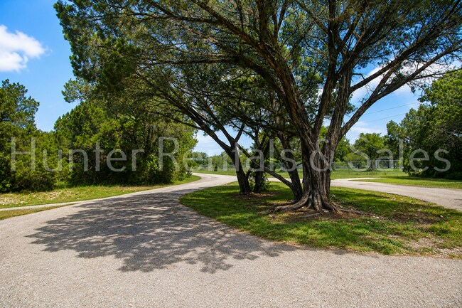 Building Photo - Country Living!