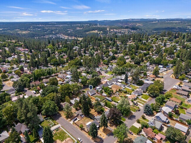 Building Photo - 807 E 40th Ave