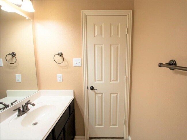 Building Photo - 417 Hackberry Dr