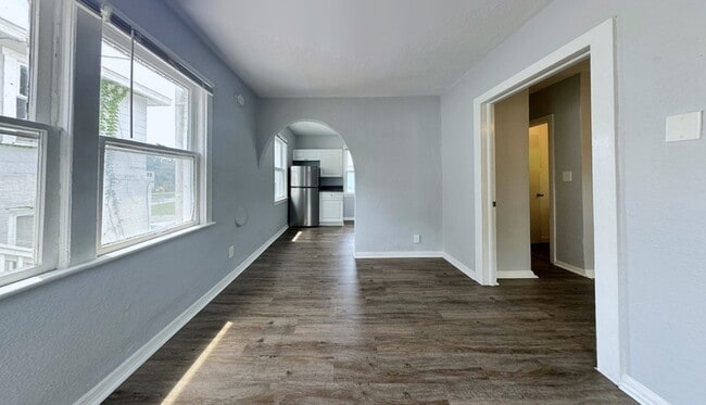 Building Photo - 711 18th Ave S