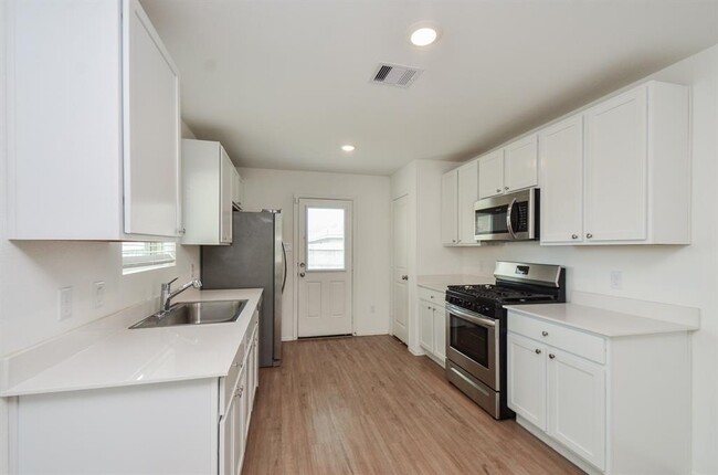 Building Photo - 4127 Saltillo Lakes Dr