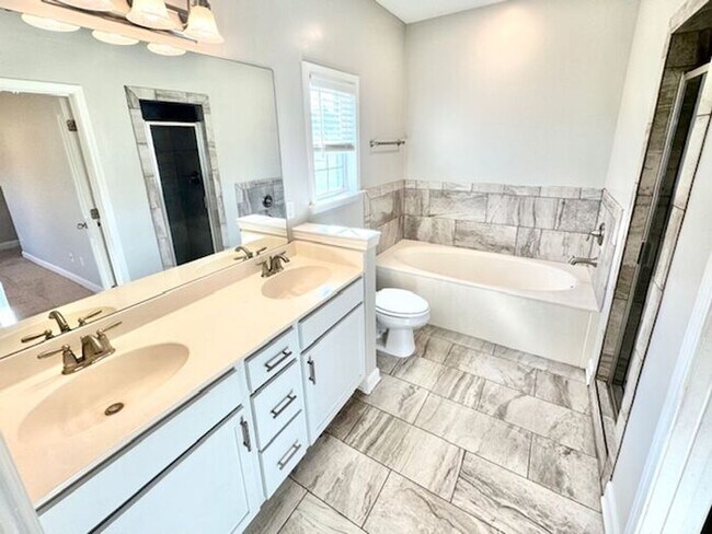 Building Photo - Now Lasing a 4 Bedroom 2.5 bath home in Ho...