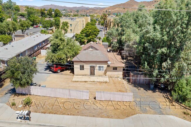 Building Photo - 307 W Sumner Ave