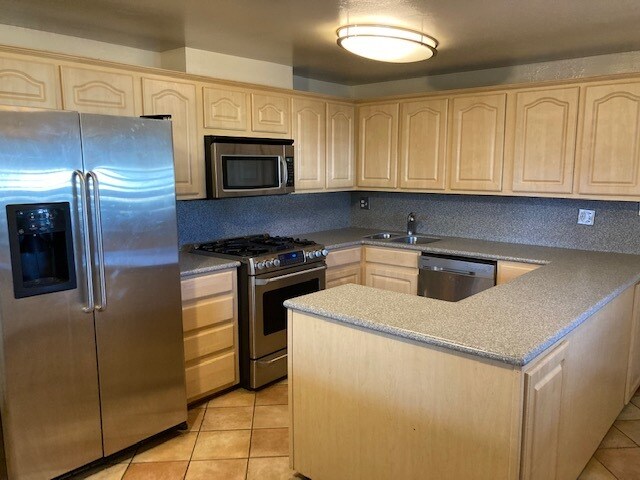 Building Photo - 495 Hamilton Ave