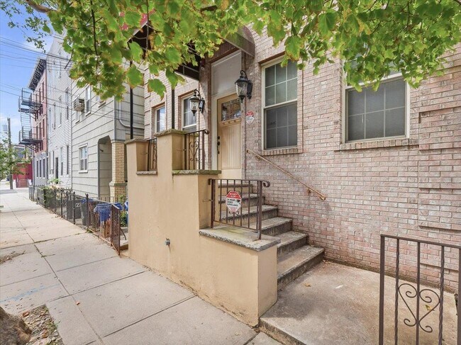 Building Photo - 125 Sherman Ave
